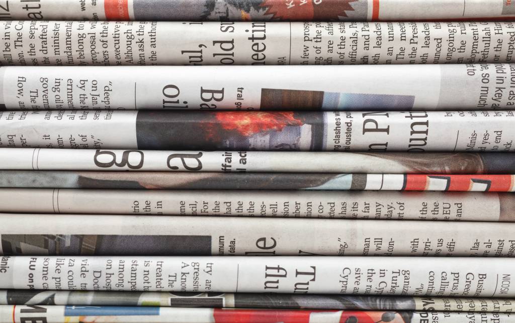 Como funciona uma redação de jornal?