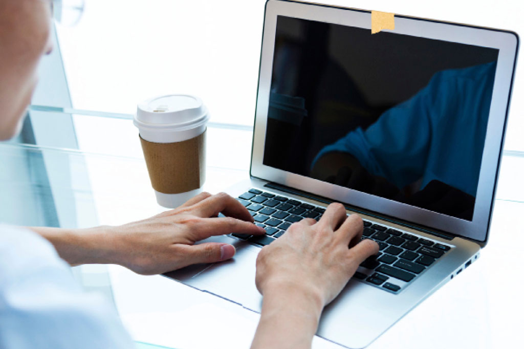 Por que os chefões da tecnologia cobrem a câmera do laptop?