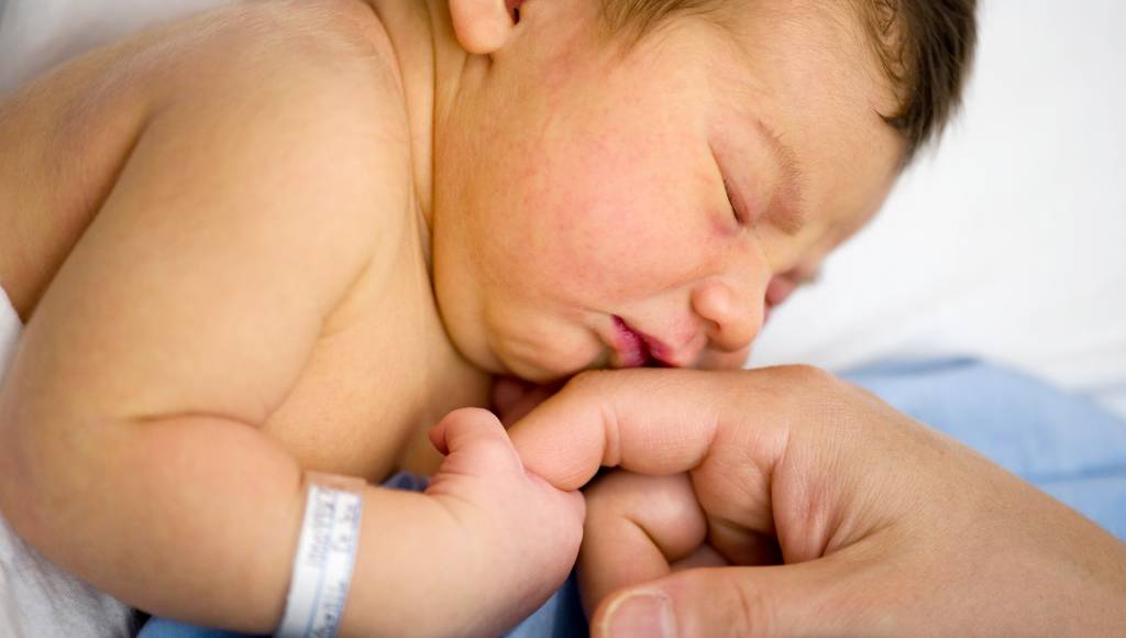 Bebês nascidos de cesárea podem ter imunidade turbinada logo após o parto
