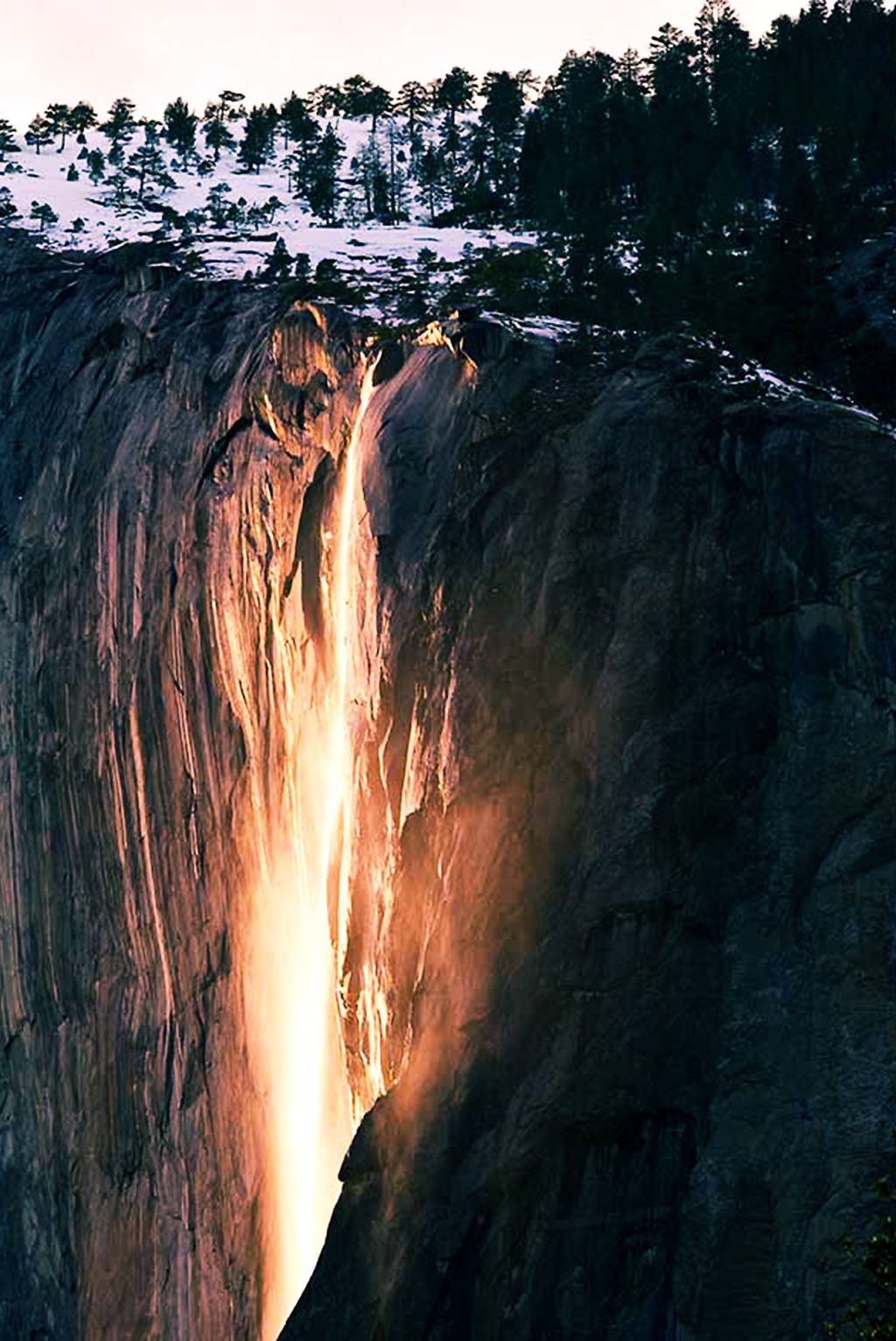 Cachoeira de fogo: ilusão de ótica cria paisagem incrível