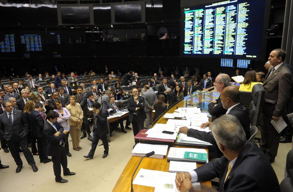 Em 24 horas, Câmara volta atrás e aprova redução da maioridade penal em primeiro turno