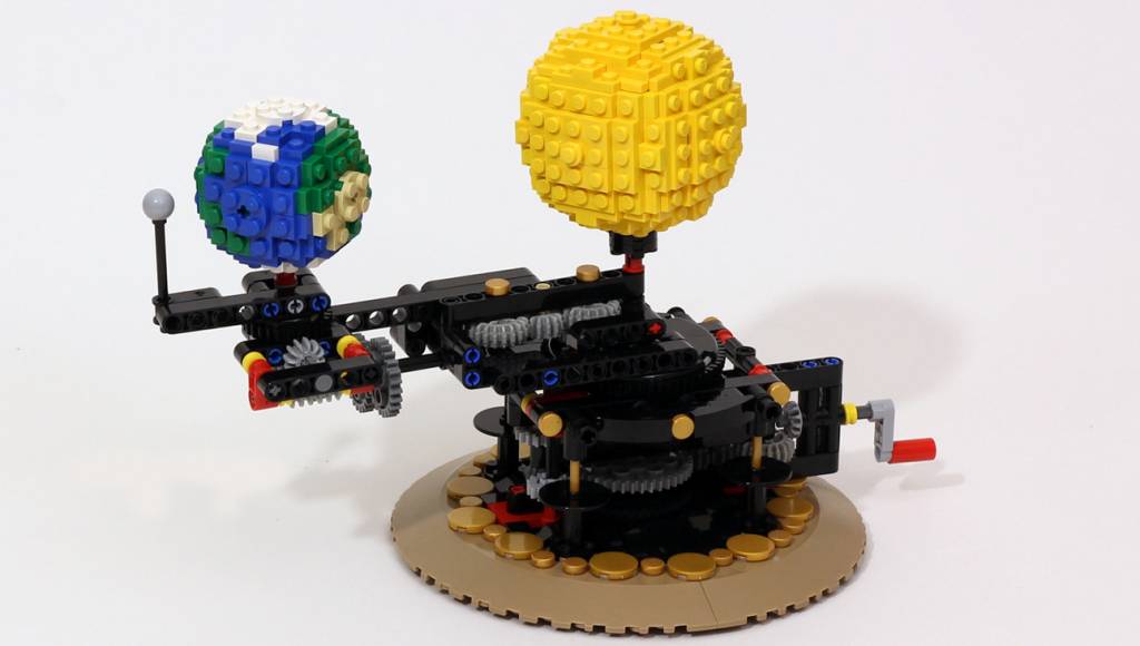Modelo da órbita terrestre feito de Lego é quase perfeito