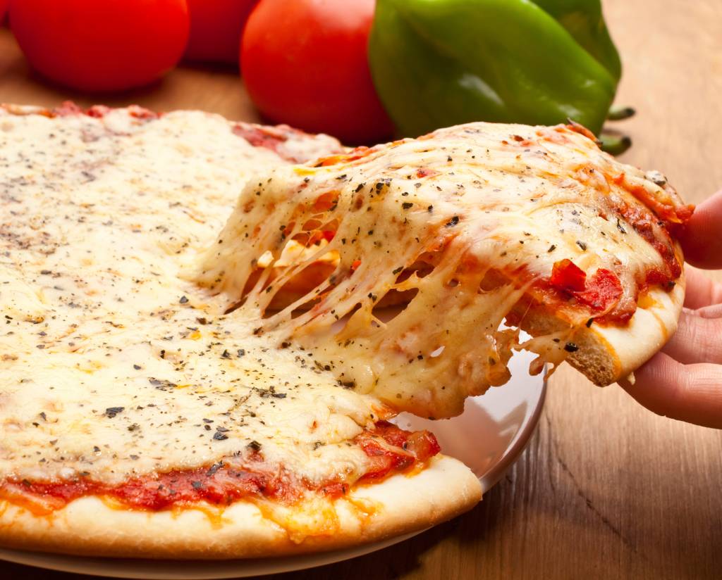 Como requentar pizza sem deixá-la borrachuda