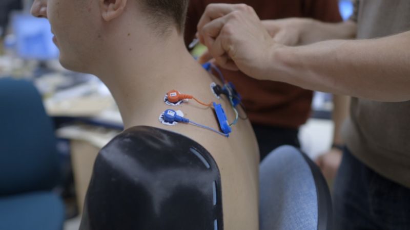 Konami vai produzir prótese de Metal Gear para fã amputado