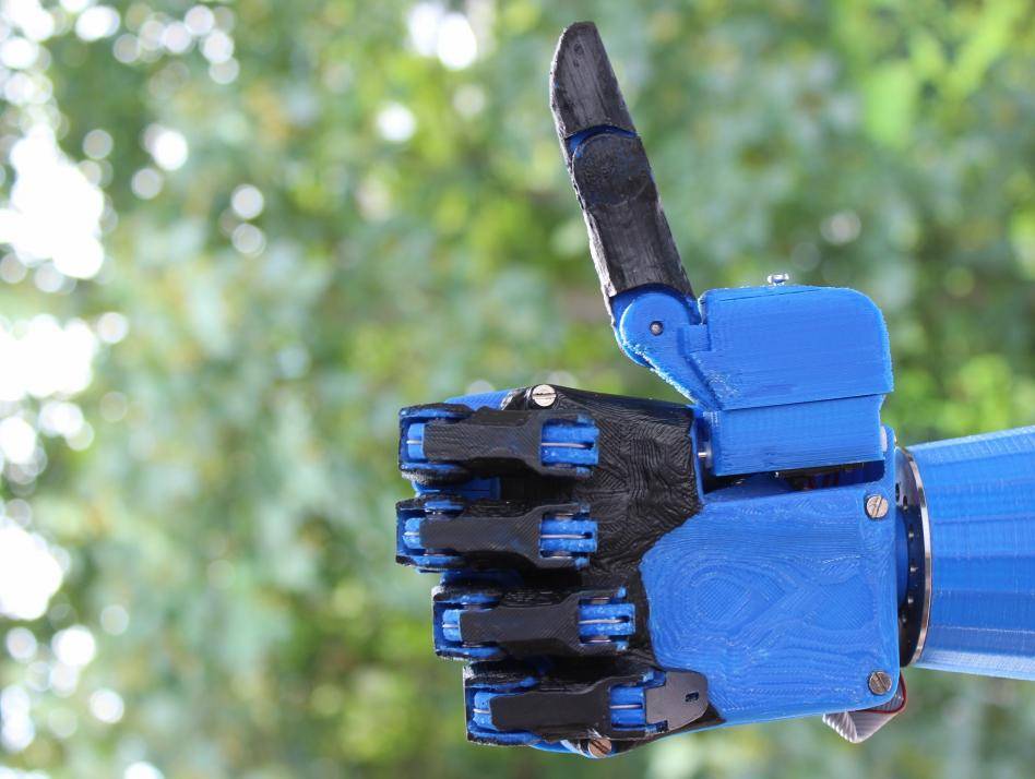 A m&atilde;o rob&oacute;tica pode ser personalizada conforme o gosto da pessoa. Para as crian&ccedil;as, existe a op&ccedil;&atilde;o de construir pr&oacute;tese com base em super-her&oacute;is