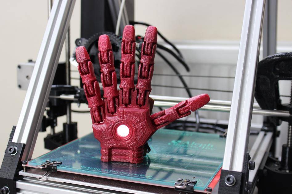 A m&atilde;o rob&oacute;tica pode ser personalizada conforme o gosto da pessoa. Para as crian&ccedil;as, existe a op&ccedil;&atilde;o de construir pr&oacute;tese com base em super-her&oacute;is