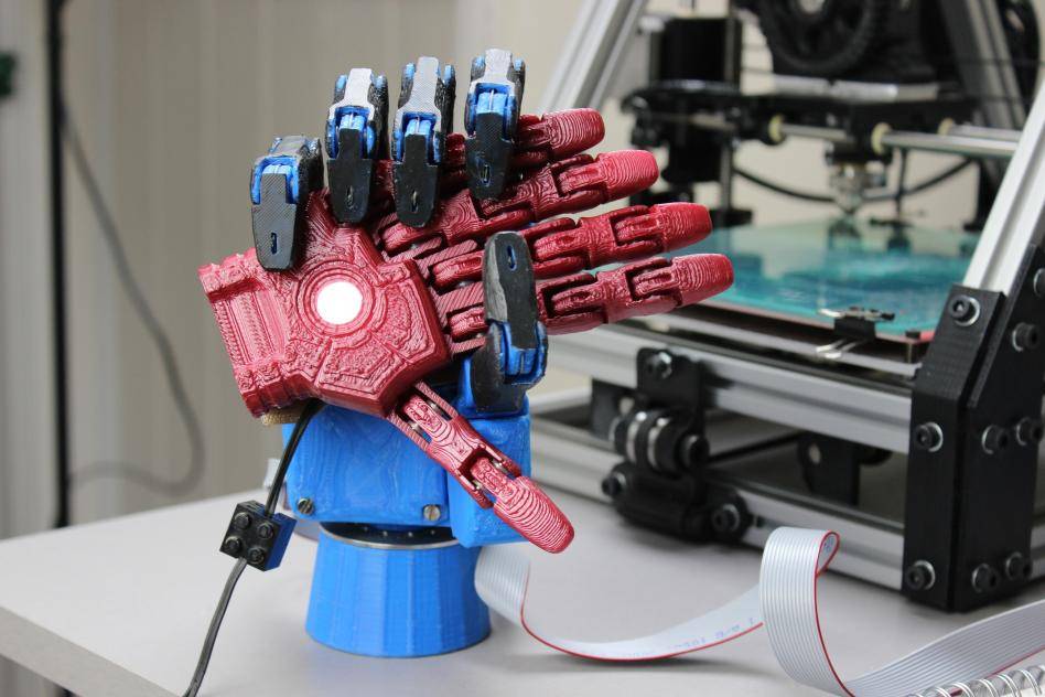 A m&atilde;o rob&oacute;tica pode ser personalizada conforme o gosto da pessoa. Para as crian&ccedil;as, existe a op&ccedil;&atilde;o de construir pr&oacute;tese com base em super-her&oacute;is