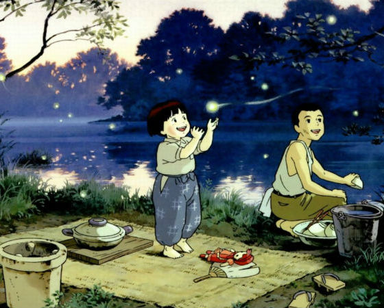 <i>Túmulo dos Vagalumes</i> (1988) foi o primeiro filme escrito e dirigido por Isao Takahata no Studio Ghibli. Baseada no romance semiautobiográfico homônimo escrito por Akiyuki Nosaka e inspirada pelas obras de cineastas italianos como Rossellini e De Sica, a aclamada animação acompanha a trágica história de um menino e sua pequena irmã, que lutam para sobreviver no Japão durante os meses finais da Segunda Guerra Mundial. <i>Túmulo dos Vagalumes</i> (1988) foi o primeiro filme escrito e dirigido por Isao Takahata no Studio Ghibli. Baseada no romance semiautobiográfico homônimo escrito por Akiyuki Nosaka e inspirada pelas obras de cineastas italianos como Rossellini e De Sica, a aclamada animação acompanha a trágica história de um menino e sua pequena irmã, que lutam para sobreviver no Japão durante os meses finais da Segunda Guerra Mundial.