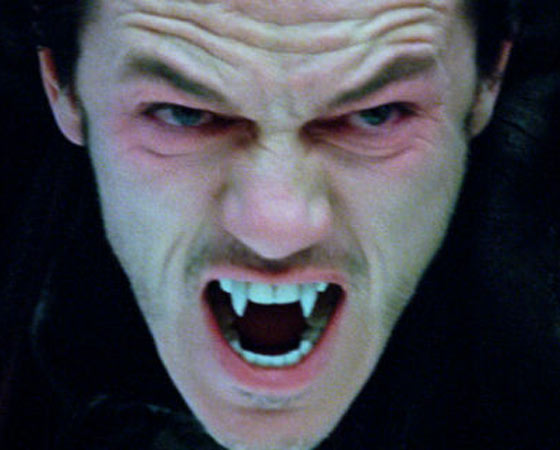 A chegada de Jonathan Harker ao castelo do Conde Drácula para ajudá-lo em uma transferência de imóveis da Transilvânia para a Inglaterra; o envolvimento do vampiro com a noiva de Harker, Lucy; o caçador de vampiros, dr. Van Helsing. A história contada no livro de Bram Stoker se tornou um clássico da literatura de horror, e foi adaptada à exaustão para o cinema e a TV. O título <i>Drácula - A história nunca contada</i> parece jogada de marketing, mas tem seu apelo: a lendária criatura de dentes afiados aparece em pelo menos 272 obras cinematográficas, segundo o Guinness Book. Isso credencia o vampiro ao título de personagem literário mais retratado na história do cinema. Relembre as mais importantes obras estreladas pelo príncipe da Transilvânia. A chegada de Jonathan Harker ao castelo do Conde Drácula para ajudá-lo em uma transferência de imóveis da Transilvânia para a Inglaterra; o envolvimento do vampiro com a noiva de Harker, Lucy; o caçador de vampiros, dr. Van Helsing. A história contada no livro de Bram Stoker se tornou um clássico da literatura de horror, e foi adaptada à exaustão para o cinema e a TV. O título <i>Drácula - A história nunca contada</i> parece jogada de marketing, mas tem seu apelo: a lendária criatura de dentes afiados aparece em pelo menos 272 obras cinematográficas, segundo o Guinness Book. Isso credencia o vampiro ao título de personagem literário mais retratado na história do cinema. Relembre as mais importantes obras estreladas pelo príncipe da Transilvânia.