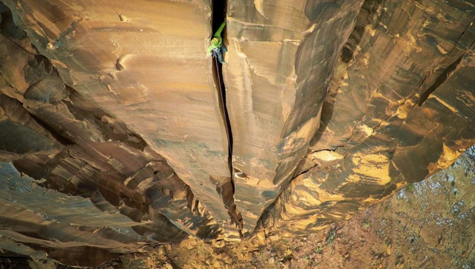 Quem levou ouro em "Esportes" foi o americano Max Seigal. A fotografia mostra um desfiladeiro na cidade de Moab, em Utah, nos EUA. O homem que aparece na imagem está a mais de 120 metros do chão.