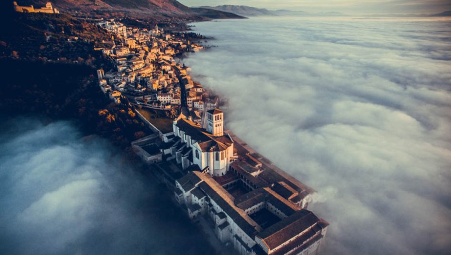 A melhor foto em "Viagem" de 2016 foi obra do italiano Francisco Cattuto. Ele usou um drone do modelo DJI Phantom 3 para captar a basílica de São Francisco de Assis, em Assissi, Itália. 