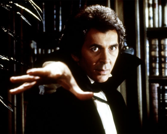 <i>Drácula (1979)</i> <i>Drácula (1979)</i>