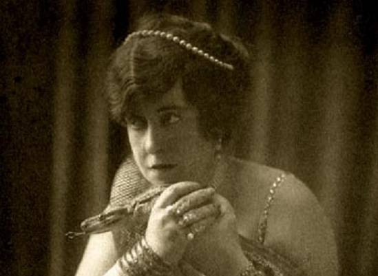 Aimee Crocker teve uma vida recheada de esc&acirc;ndalos, principalmente levando em considera&ccedil;&atilde;o que ela nasceu em meados do s&eacute;culo 19. Al&eacute;m das festas intermin&aacute;veis, essa norte-americana se tornou famosa por suas aventuras no Oeste dos Estados Unidos. Ela tamb&eacute;m passou 10 anos viajando pelo mundo, por pa&iacute;ses como &Iacute;ndia e China.