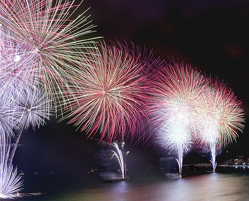 Comuns nas nossas festas de ano-novo, os fogos de artifício foram inventados na China, com tubos de bambu cheios de salitre, enxofre e carvão. Assim nasceu o primeiro sistema de propulsão da história.