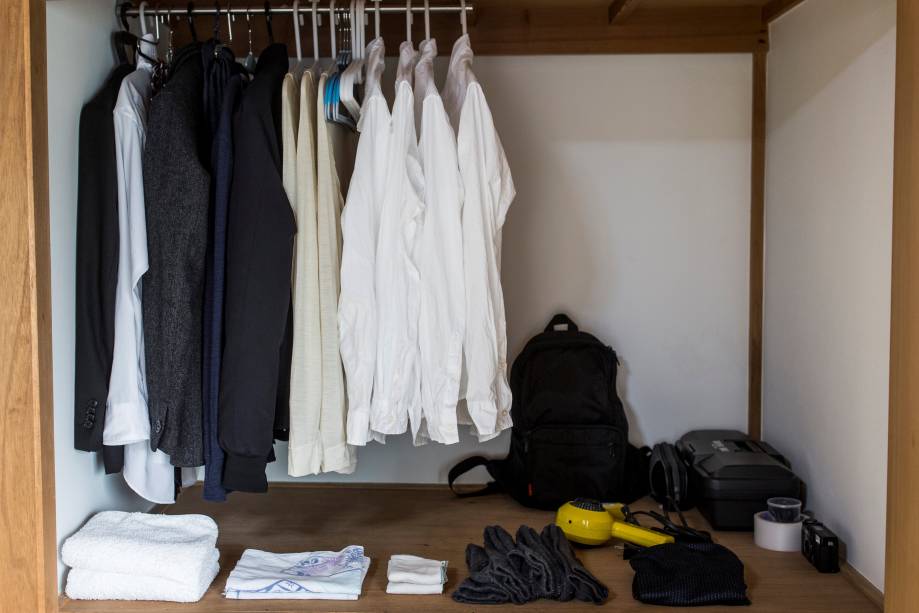 O guarda-roupa do também mortador de Tóquio, Katsuya Toyoda reúne itens básicos - como prega a filosofia de Marie Kondo.