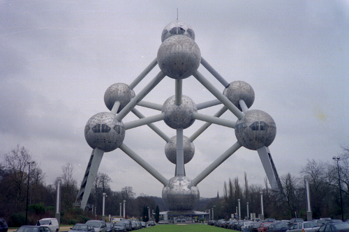 Uma enorme estrutura metálica construída para um evento internacional e que deveria ficar de pé apenas temporariamente. Essa é a história do Atomium, um símbolo de Bruxelas, na Bélgica. Com mais de 100 metros de altura, o prédio representa um cristal de ferro ampliado dezenas de milhões de vezes. É possível subir na estrutura para admirar a vista da cidade. Uma enorme estrutura metálica construída para um evento internacional e que deveria ficar de pé apenas temporariamente. Essa é a história do Atomium, um símbolo de Bruxelas, na Bélgica. Com mais de 100 metros de altura, o prédio representa um cristal de ferro ampliado dezenas de milhões de vezes. É possível subir na estrutura para admirar a vista da cidade.