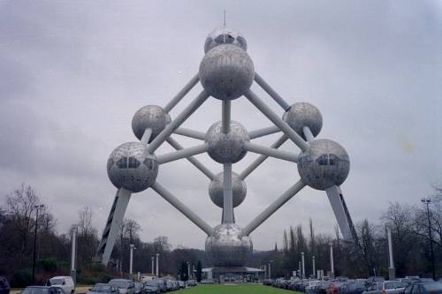 Uma enorme estrutura met&aacute;lica constru&iacute;da para um evento internacional e que deveria ficar de p&eacute; apenas temporariamente. Essa &eacute; a hist&oacute;ria do Atomium, um s&iacute;mbolo de Bruxelas, na B&eacute;lgica. Com mais de 100 metros de altura, o pr&eacute;dio representa um cristal de ferro ampliado dezenas de milh&otilde;es de vezes. &Eacute; poss&iacute;vel subir na estrutura para admirar a vista da cidade.