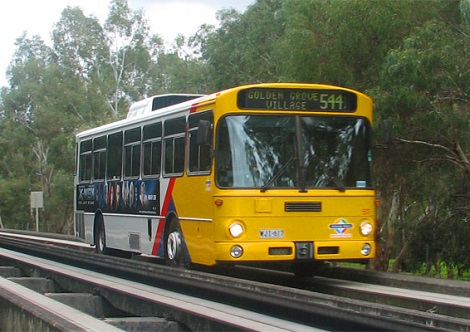 O &ocirc;nibus da foto &eacute; usado na Austr&aacute;lia. Ele tem um percurso exclusivo e, com isso, consegue estar sempre no hor&aacute;rio, mesmo em caso de engarrafamento. Alguns desses &ocirc;nibus podem circular em trilhos, como um trem.