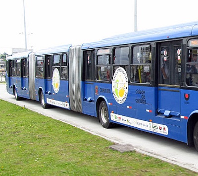 Com duas articula&ccedil;&otilde;es, esse tipo de &ocirc;nibus j&aacute; circulou em algumas cidades brasileiras. Os biarticulados carregam o dobro de passageiros que um &ocirc;nibus normal.