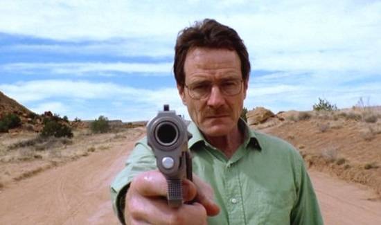 Em <i>Breaking Bad</i>, a fam&iacute;lia do professor de qu&iacute;mica Walter White passa longe de ser equilibrada. E n&atilde;o s&oacute; pelos problemas de sa&uacute;de do filho, das dificuldades financeiras, da mulher gr&aacute;vida e do c&acirc;ncer terminal do pai - o problema real come&ccedil;a quando Walter resolve produzir e traficar drogas.
