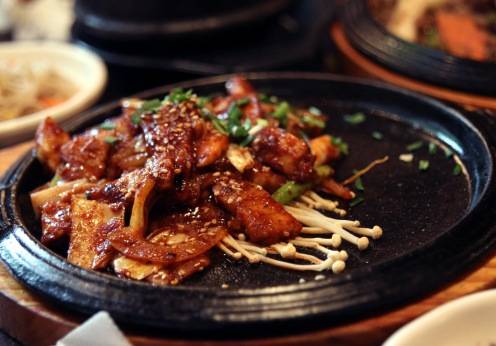 Coreia: bulgogi significa carne de fogo, o que d&aacute; uma boa ideia sobre o que &eacute; esse prato coreano. Temperado com vinho, cebola, molho de soja, alho e &oacute;leo de gergelim, a carne bovina &eacute; cozida e embrulhada em vegetais. A comida &eacute; t&atilde;o famosa na Coreia que &eacute; at&eacute; vendida em algumas cadeias de fast-food.