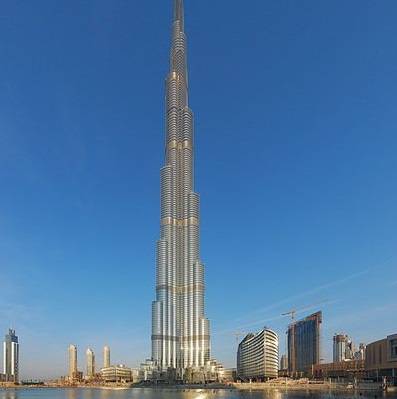 Outra torre que faz das Ar&aacute;bias uma terra para roteirista nenhum botar defeito. O Burj Khalifa &eacute; o maior arranha-c&eacute;u j&aacute; feito pelo homem: s&atilde;o 828 metros de altura!
