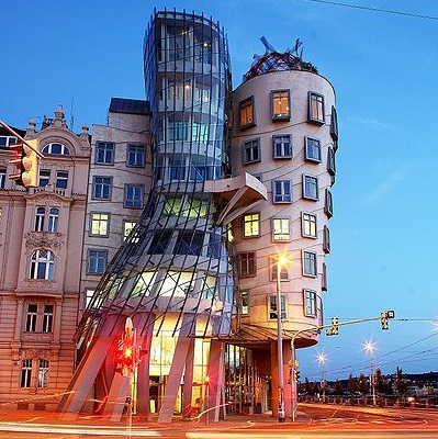 A noite de Praga, na República Tcheca, é tão boa que até as casas dançam. Ou pelo menos essa, um dos cartões-postais da cidade. Construída na década de 90, a casa serve de sede para empresas internacionais. Vale dizer que há quem chame o lugar de casa bêbada, pelo formato cambaleante da estrutura.