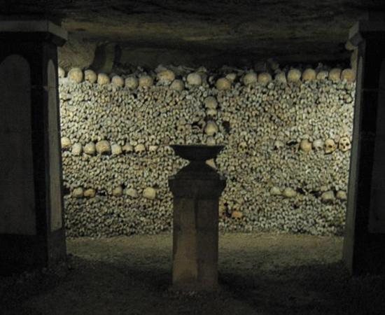CATACUMBAS DE PARIS - É um ossuário subterrâneo localizado em Paris, na França. Chega a 400 km de extensão e está em uso desde 1785. Calcula-se que o local abrigue mais de 5 milhões de restos mortais. CATACUMBAS DE PARIS - É um ossuário subterrâneo localizado em Paris, na França. Chega a 400 km de extensão e está em uso desde 1785. Calcula-se que o local abrigue mais de 5 milhões de restos mortais.