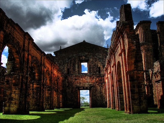 Ruínas da Catedral de São Miguel das Missões, Rio Grande do Sul. O lugar não está exatamente abandonado. Mas já não é usado para o que foi criado.