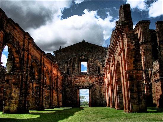 Ru&iacute;nas da Catedral de S&atilde;o Miguel das Miss&otilde;es, Rio Grande do Sul. O lugar n&atilde;o est&aacute; exatamente abandonado. Mas j&aacute; n&atilde;o &eacute; usado para o que foi criado.