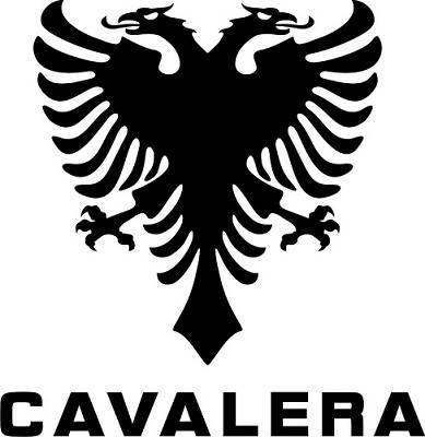 CAVALERA - O bicho que representa a marca &eacute; uma f&ecirc;nix de duas cabe&ccedil;as. A ideia &eacute; mostrar sua capacidade de renova&ccedil;&atilde;o a cada nova cole&ccedil;&atilde;o.