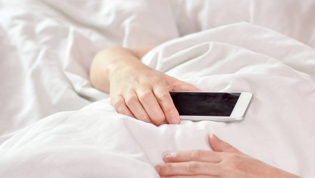Está liberado usar o celular antes de dormir – se você tomar bastante sol durante o dia