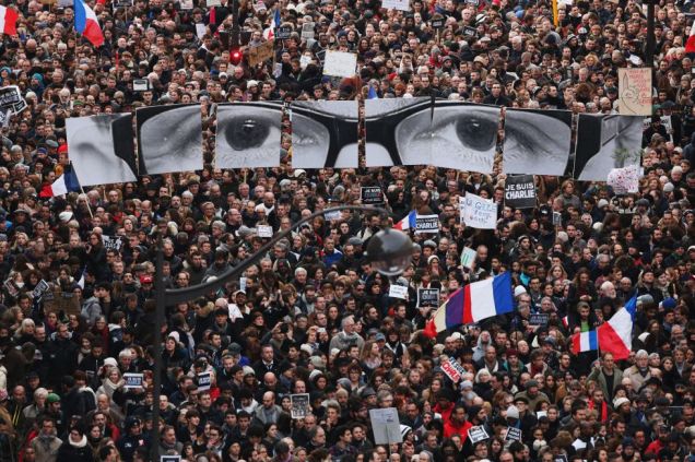 No dia 7 de janeiro,&nbsp;12 pessoas morreram e 11 ficaram feridas em um tiroteio em Paris.&nbsp;O grupo extremista Al Qaeda na Pen&iacute;nsula Ar&aacute;bica (AQPA), com base no I&ecirc;men, assumiu&nbsp;a responsabilidade pelo ataque terrorista ao seman&aacute;rio sat&iacute;rico franc&ecirc;s <em>Charlie Hebdo</em>.&nbsp;O ataque ao <em>Charlie</em> foi o in&iacute;cio de tr&ecirc;s dias de terror na Fran&ccedil;a, que ainda presenciou o assassinato de uma policial e um&nbsp;sequestro com v&iacute;timas fatais em um supermercado em Paris. Ao todo, dezessete pessoas foram assassinadas pelos terroristas.&nbsp;Dias depois, pessoas de toda a Fran&ccedil;a se reuniram para protestar. Na foto, os cartazes que montam a imagem de um rosto&nbsp;&eacute; uma homenagem ao cartunista&nbsp;Georges Wolinski, que foi morto.