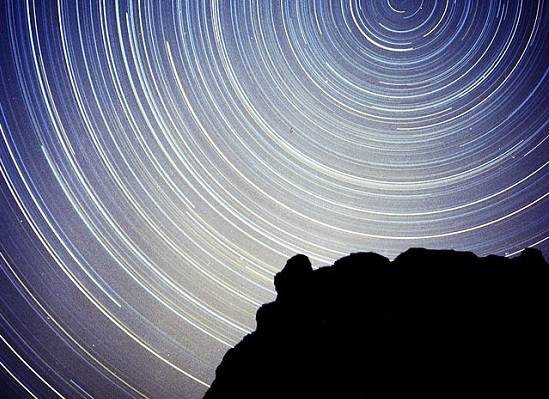 A principal caracter&iacute;stica das estrelas circumpolares est&aacute; ligada &agrave; Terra. S&atilde;o estrelas que, observadas de uma determinada parte do planeta, nunca desaparecem do horizonte.