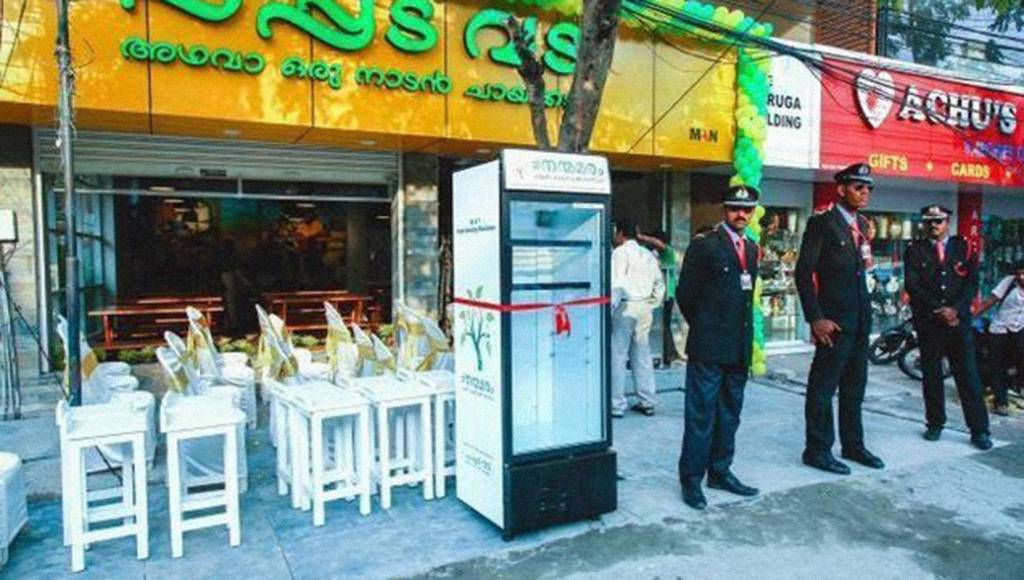 Restaurante deixa geladeira com comida grátis para moradores de rua