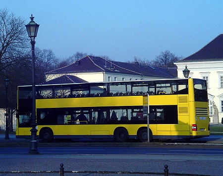 Outro &ocirc;nibus capaz de levar muito mais gente &eacute; o de dois andares, comum em Londres e usado tamb&eacute;m em outras cidades europeias. O da foto circulava em Berlim, na Alemanha.