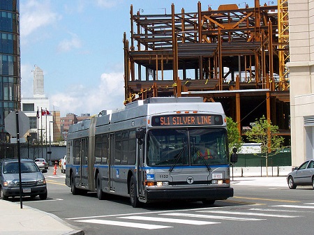 Com tecnologia h&iacute;brida, esse tipo de &ocirc;nibus pode usar v&aacute;rios tipos de energia. O da foto est&aacute; com os cabos de energia el&eacute;trica recolhidos e se move usando diesel.