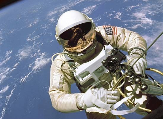 Meses depois, os Estados Unidos alcan&ccedil;aram o mesmo objetivo. O astronauta Ed White se tornou o primeiro norte-americano a fazer uma caminhada espacial. Depois de 15 minutos fora da nave, ele recebeu ordens para voltar. Gargalhando, ele respondeu: Eu n&atilde;o vou entrar... Isso &eacute; muito divertido.  Ed White voltou &agrave; nave, mas n&atilde;o sem antes dizer que aquele era o momento mais triste da minha vida.