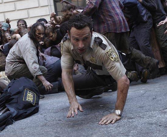 ENREDO - The Walking Dead conta a hist&oacute;ria de um grupo de sobreviventes de um apocalipse zumbi. A trama &eacute; centrada em Rick Grimes, um oficial de pol&iacute;cia de uma cidadezinha do interior dos EUA. Ele acorda sozinho em um quarto de hospital, que est&aacute; cercado por mortos-vivos. A partir de ent&atilde;o, precisa fugir e encontrar algu&eacute;m que possa explicar o que est&aacute; acontecendo. Ap&oacute;s muito suspense, ele descobre que um v&iacute;rus infectou quase toda a popula&ccedil;&atilde;o mundial e encontra a fam&iacute;lia com um grupo de sobreviventes. No entanto, os problemas est&atilde;o apenas come&ccedil;ando.