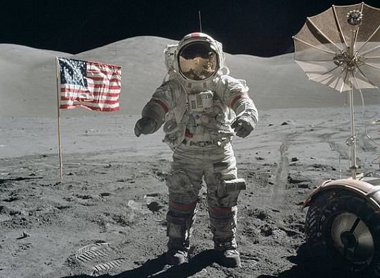 O astronauta norte-americano Eugene Cernan esteve no espa&ccedil;o em tr&ecirc;s ocasi&otilde;es, a &uacute;ltima delas comandando a miss&atilde;o Apollo 17, que pousou na Lua em 1972. S&atilde;o dele as &uacute;ltimas pegadas humanas em solo lunar, j&aacute; que desde ent&atilde;o nenhuma miss&atilde;o ultrapassou a &oacute;rbita terrestre. Antes de deixar a Lua, ele disse: partimos como chegamos. E se for a vontade de Deus, voltaremos com paz e esperan&ccedil;a para toda a Humanidade.
