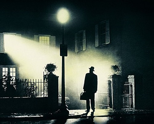 Segundo atores que trabalharam em <i>O exorcista</i>, v&aacute;rios acidentes aconteceram durante as grava&ccedil;&otilde;es, incluindo inc&ecirc;ndios nos est&uacute;dios e acidentes com os atores. Clique no <i>Leia Mais</i> aqui embaixo e veja as 13 maldi&ccedil;&otilde;es envolvendo o filme.