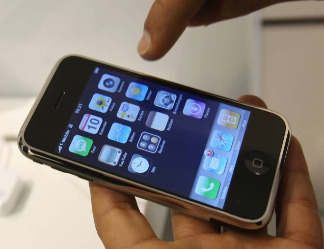 O primeiro iPhone veio em 2007. Era um aparelho revolucionário, pelo fato de ter o teclado removido e ser touch. O sistema operacional dele era o iOS, e teve um upgrade que foi até o iOS 3.1.3.  O primeiro iPhone veio em 2007. Era um aparelho revolucionário, pelo fato de ter o teclado removido e ser touch. O sistema operacional dele era o iOS, e teve um upgrade que foi até o iOS 3.1.3.