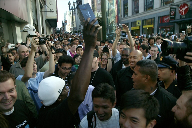 No dia do lançamento do iPhone, 29 de junho de 2007, os consumidores lotaram as lojas da Apple nos EUA. Mais de 200 mil aparelhos foram comprados e o estoque precisou ser reabastecido às pressas. O recorde de 1 milhão de vendas foi  alcançado em outubro do mesmo ano.