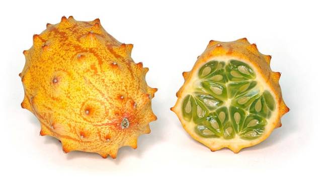 O kiwano é um meio termo entre o pepino e o melão. Nativo da África, é utilizado na O kiwano é um meio termo entre o pepino e o melão. Nativo da África, é utilizado na