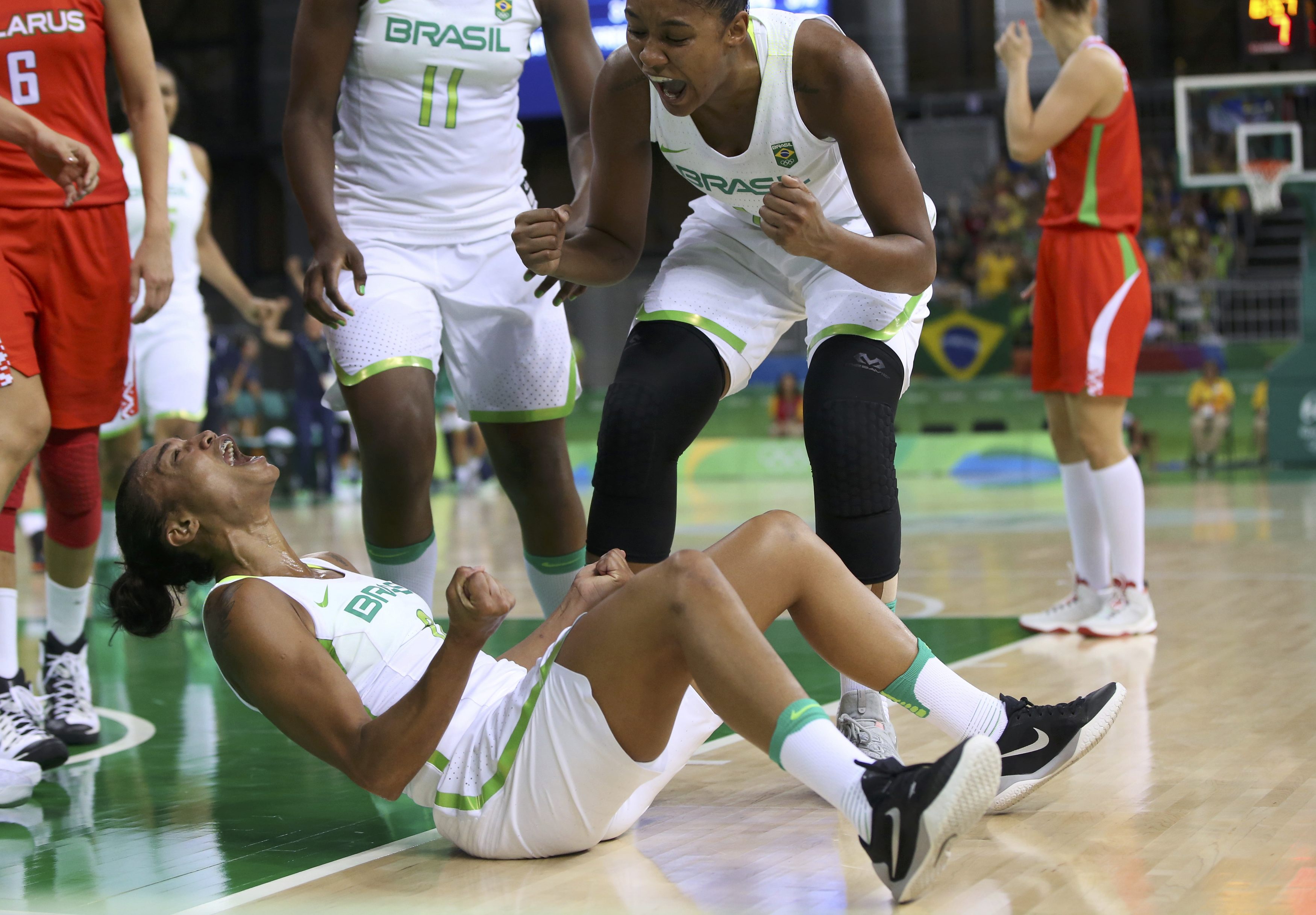 Joice Rodrigues (no ch&atilde;o) e Damiris Dantas comemoram uma cesta no jogo de ter&ccedil;a (9) contra a Bielorr&uacute;ssia, no qual a Sele&ccedil;&atilde;o Brasileira feminina de basquete tentava sua primeira vit&oacute;ria nesta Olimp&iacute;ada. O Brasil perdeu de 65 a 63 - a terceira derrota, depois da Austr&aacute;lia e do Jap&atilde;o. Mesmo assim, a alegria das duas jogadoras&nbsp;- que j&aacute; representaram o Brasil na Olimp&iacute;ada de Londres -&nbsp;contagia qualquer um.