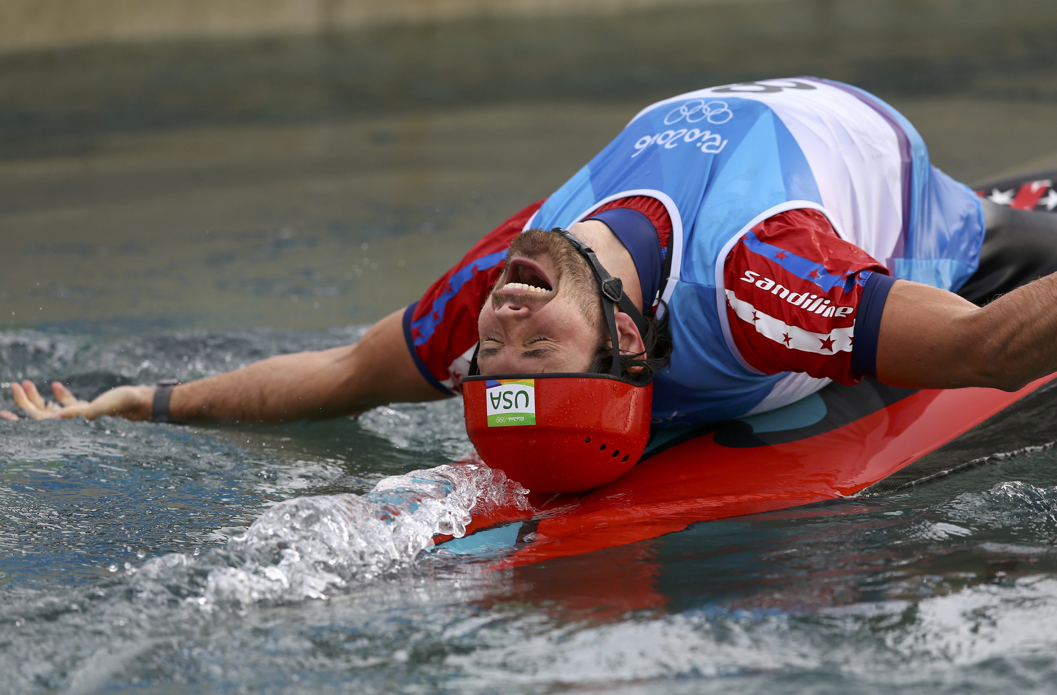 Casey Eichfeld, cano&iacute;sta dos EUA, &eacute; gente como a gente. Aqui, ele n&atilde;o comemora medalhas&nbsp;- mas ter ficado, pelo menos, na frente de tr&ecirc;s outros competidores: Eichfeld ficou em 7&ordm; lugar na final, cujo ouro foi arrebadato pelo franc&ecirc;s Denis Gargaud Chanut.&nbsp;