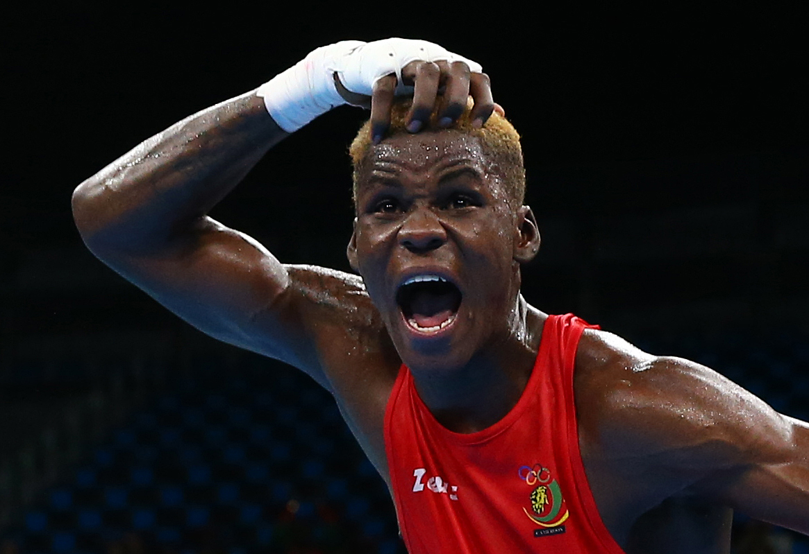 A disputa do boxe ainda est&aacute; no come&ccedil;o. Mas Dieudonne Seyi Ntsengue, de Camar&otilde;es, n&atilde;o conteve a emo&ccedil;&atilde;o ao vencer o colombiano Jorge Luis Vivas, na ter&ccedil;a (9), ainda na fase preliminar -&nbsp;para fechar a comemora&ccedil;&atilde;o ainda deu um mortal que levantou a torcida no Rio.