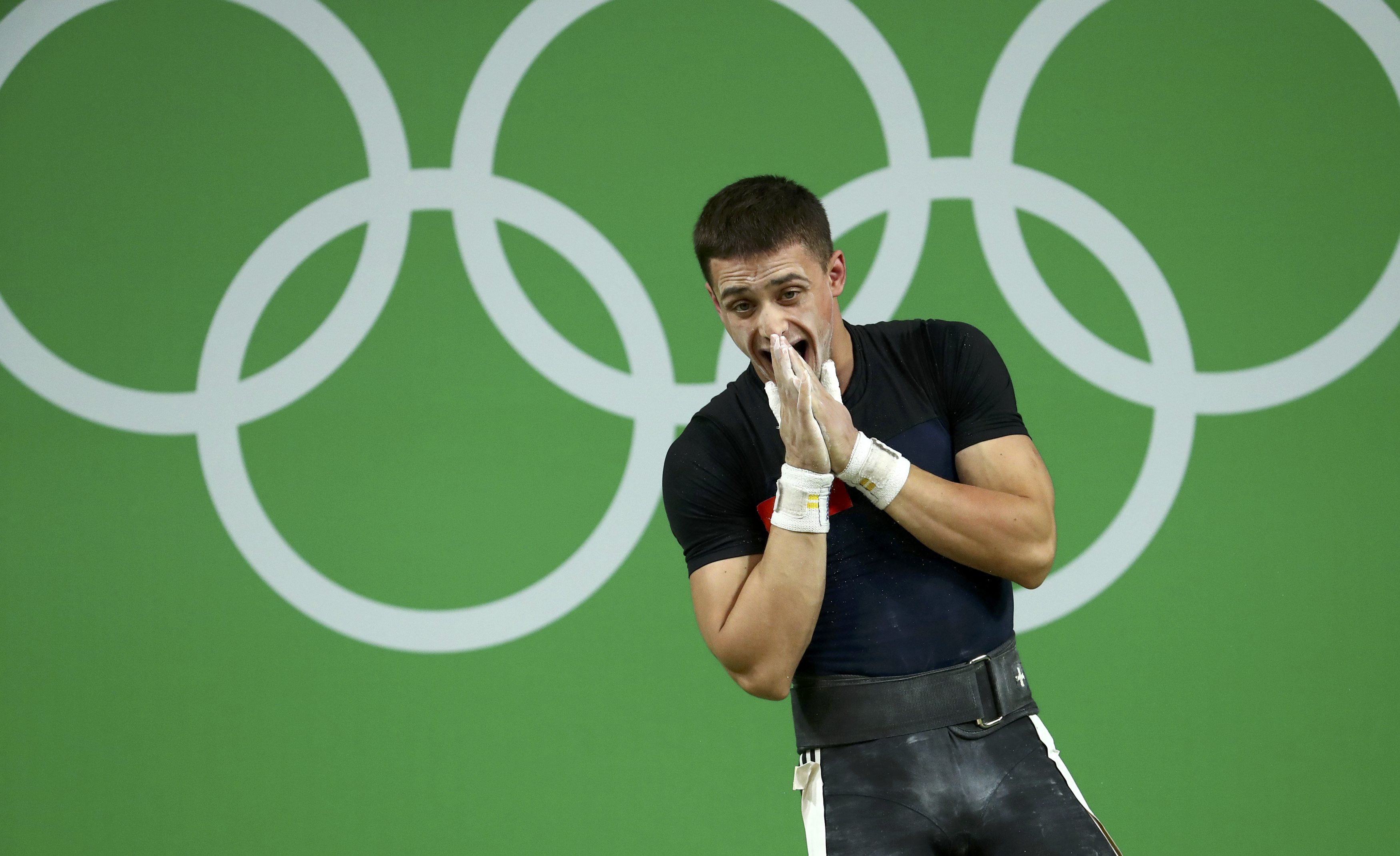 Na disputa masculina de at&eacute; 68 kg, Serghei Cechir, da Mold&aacute;via, mantinha uma disputa acirrada com Won Jeong-Sik, da Coreia do Sul. Os dois levantaram 144 kg e falharam na segunda tentativa. At&eacute; que o sul-coreano despontou na lideran&ccedil;a ao somar mais 177 kg na pontua&ccedil;&atilde;o. Serghei, ent&atilde;o, colocou um quilo a mais (178 kg). Deu certo, com um ponto a mais, faturou a medalha de&nbsp;ouro.