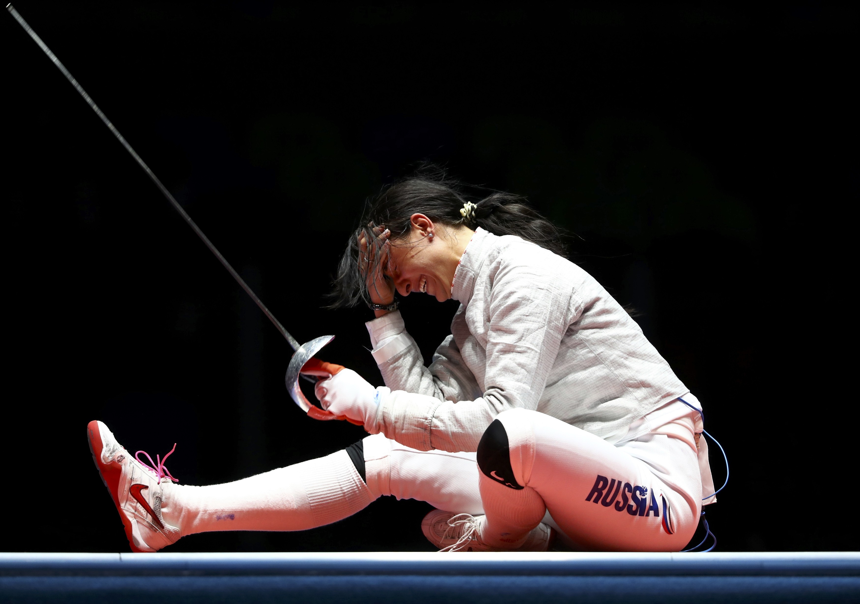 Sofya Velikaya era a favorita na final entre as esgrimistas russas. Aos 31 anos, ela&nbsp;j&aacute; havia faturado prata nos jogos de Londres, em 2012, e&nbsp;come&ccedil;ou melhor a luta: abriu quatro pontos de vantagem.&nbsp;A jovem Yana Egorian (na foto), de 22 anos, correu atr&aacute;s e empatou o jogo. Ainda assim,&nbsp;Velikaya esteve quase&nbsp;sempre a frente e&nbsp;chegou a ter o ponto do jogo nas m&atilde;os. Com apenas um ponto a menos, Yana Egorian se adiantou aos golpes, virou o jogo e levou o ouro. Desabou emocionada no ch&atilde;o.&nbsp;