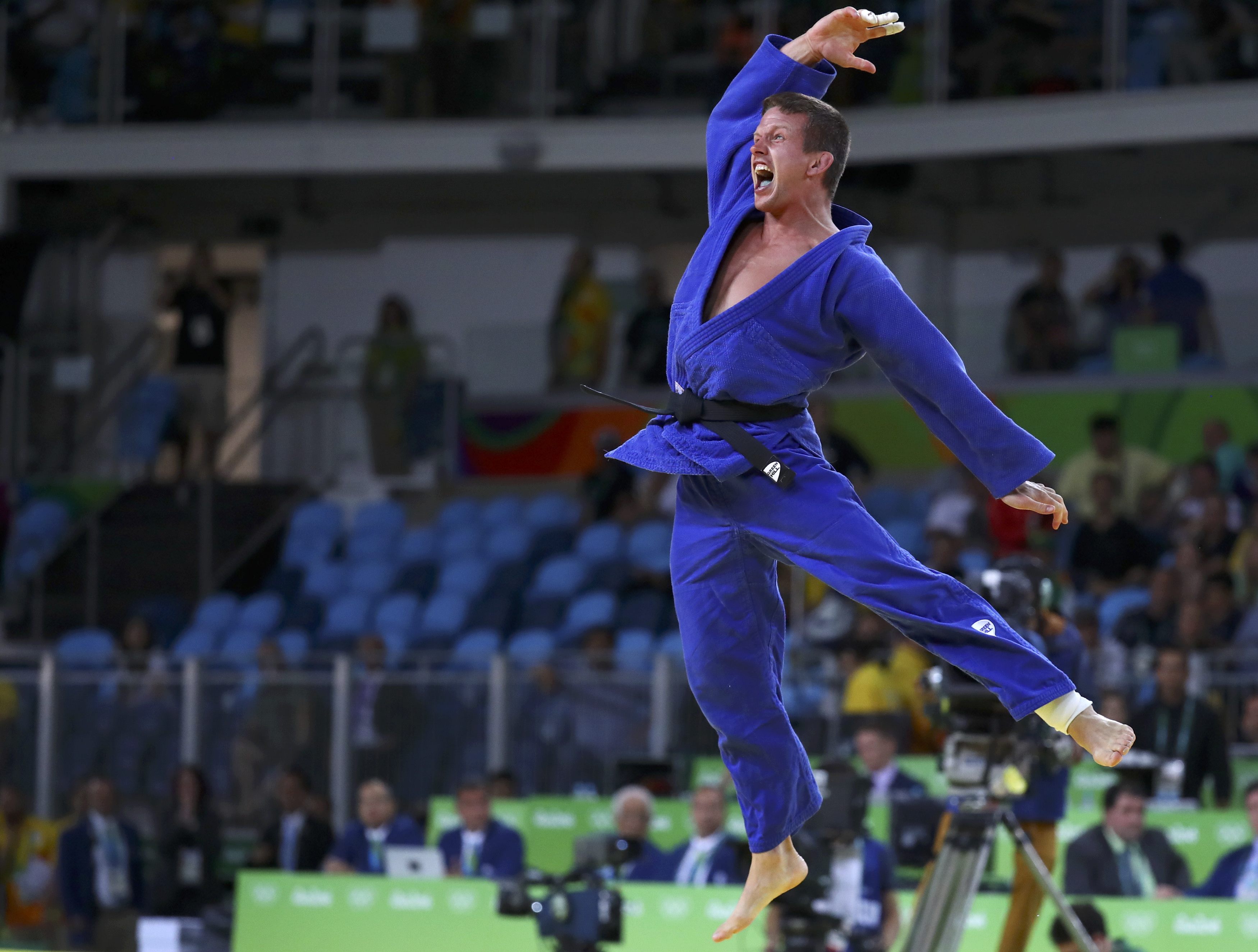 Dirk Van Tichelt, da B&eacute;lgica,&nbsp;venceu o h&uacute;ngaro Miklos Ungvari com um ippon, no jud&ocirc;. Levou a medalha de bronze e fez bonito na comemora&ccedil;&atilde;o... Pelo menos at&eacute; deixar o p&oacute;dio. Horas depois da conquista, o belga foi parar na delegacia por se envolver em uma briga com o funcion&aacute;rio do hotel.&nbsp;